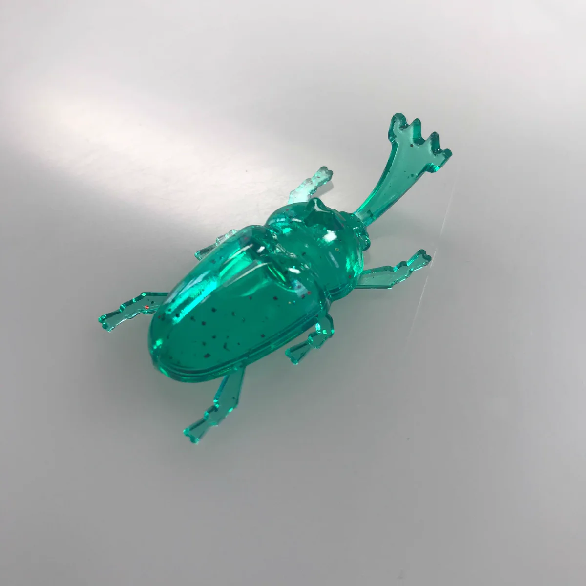 これは大当たり！？昨日買ったフエラムネのおまけがラメ入りのカブトムシだったwww