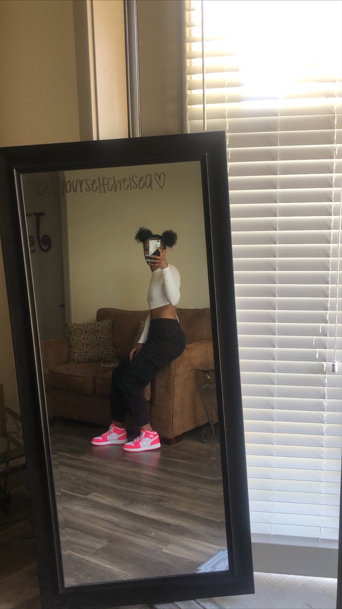 chelseaaasimone's tweet image. get dressed to go nowhere... #hateithere