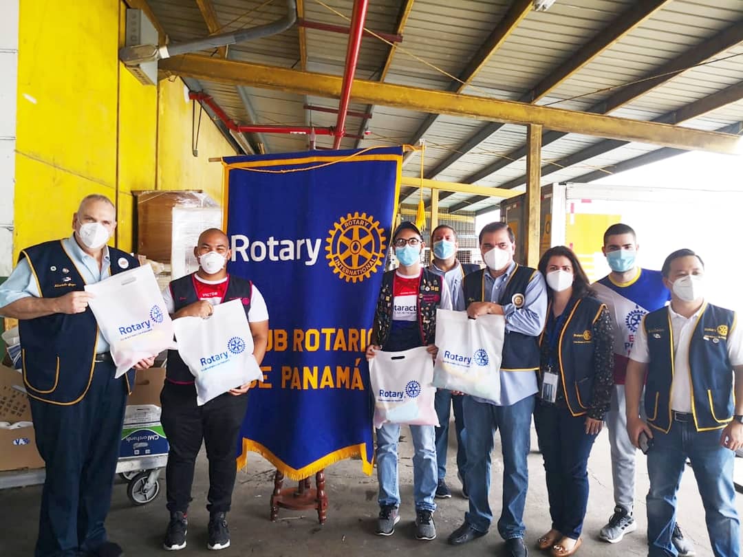 RotarioPanama's tweet photo. El Club Rotaract de Panamá recibió por parte del Club Rotario de Panamá kits con artículos de aseo personal para ser entregados en las obras que llevan a cabo nuestros jóvenes. #dardesiantesdepensarensi #COVID_19 #rotaryresponde @Rotaract_Panama #RotaryClubPanama https://t.co/l0UNRrJ6xR