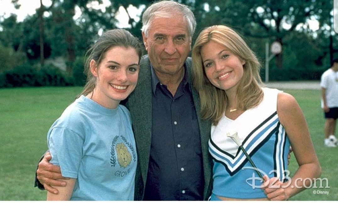 Anne Hathaway The Grand Witch New Era On Twitter Anne Hathaway Garry Marshall Mandy Moore Thehappydaysofgarrymarshall