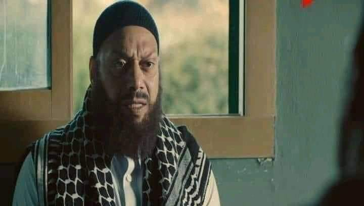 الراجل ده بقاله 12 سنه ارهابي من إيام فيلم الكباريه لغايه ما ربنا كرمه و بقي امير الجماعة 😹