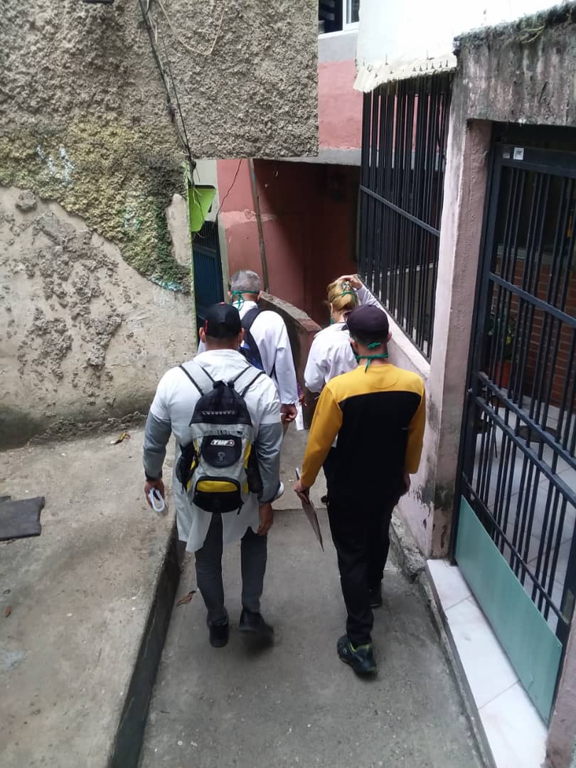 DianaTD14's tweet photo. Al COVID 19 ni un tantito así aquí estamos los médicos cubanos regados en todo el mundo porque nada nos hace más feliz q cuando se trata de salvar vida CDI UD1 Celia Sánchez Manduley #vamospormas #cubanosentodoelmundo #yosoyfidel #cubacoopera #cubaporlasalud #Cubasalvavidas https://t.co/4oxMOS7uqC
