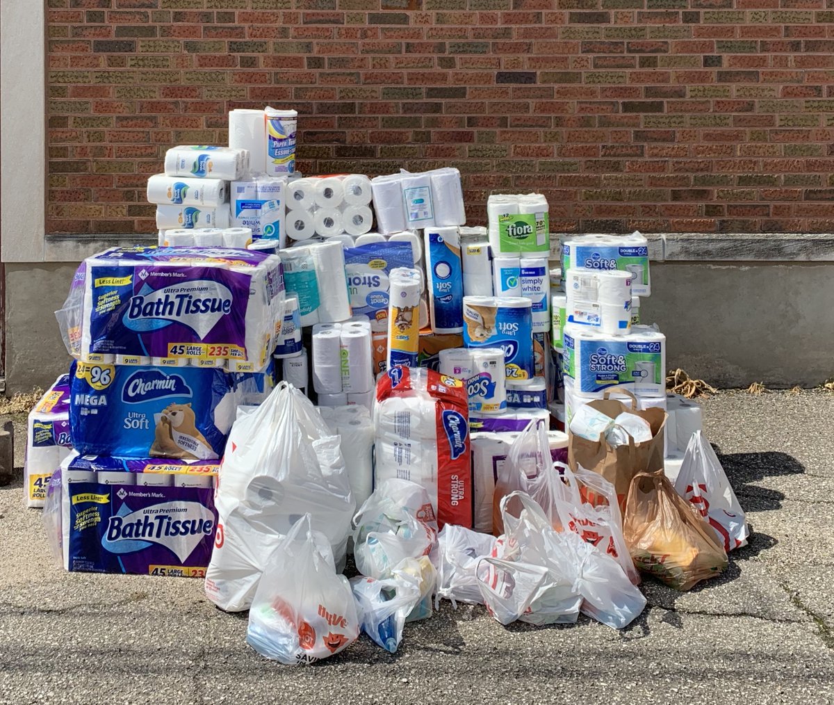 CVCS_Waterloo's tweet photo. Thank you to our Cedar Valley Catholic Schools community!  Today we delivered 72 bottles of soap, 219 rolls of paper towels and 723 rolls of toilet paper to EMBARC!  #CVCSStrong https://t.co/UY9oOnt82k