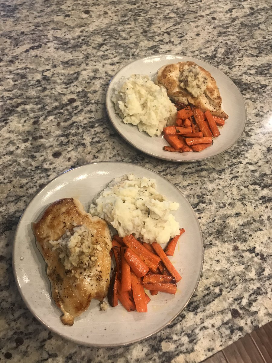 bonitaxlinda's tweet photo. Hazelnut Butter Chicken Breast
with garlic mashed potatoes and honey-rosemary carrots
#ChefLin https://t.co/p05yMUZeKE