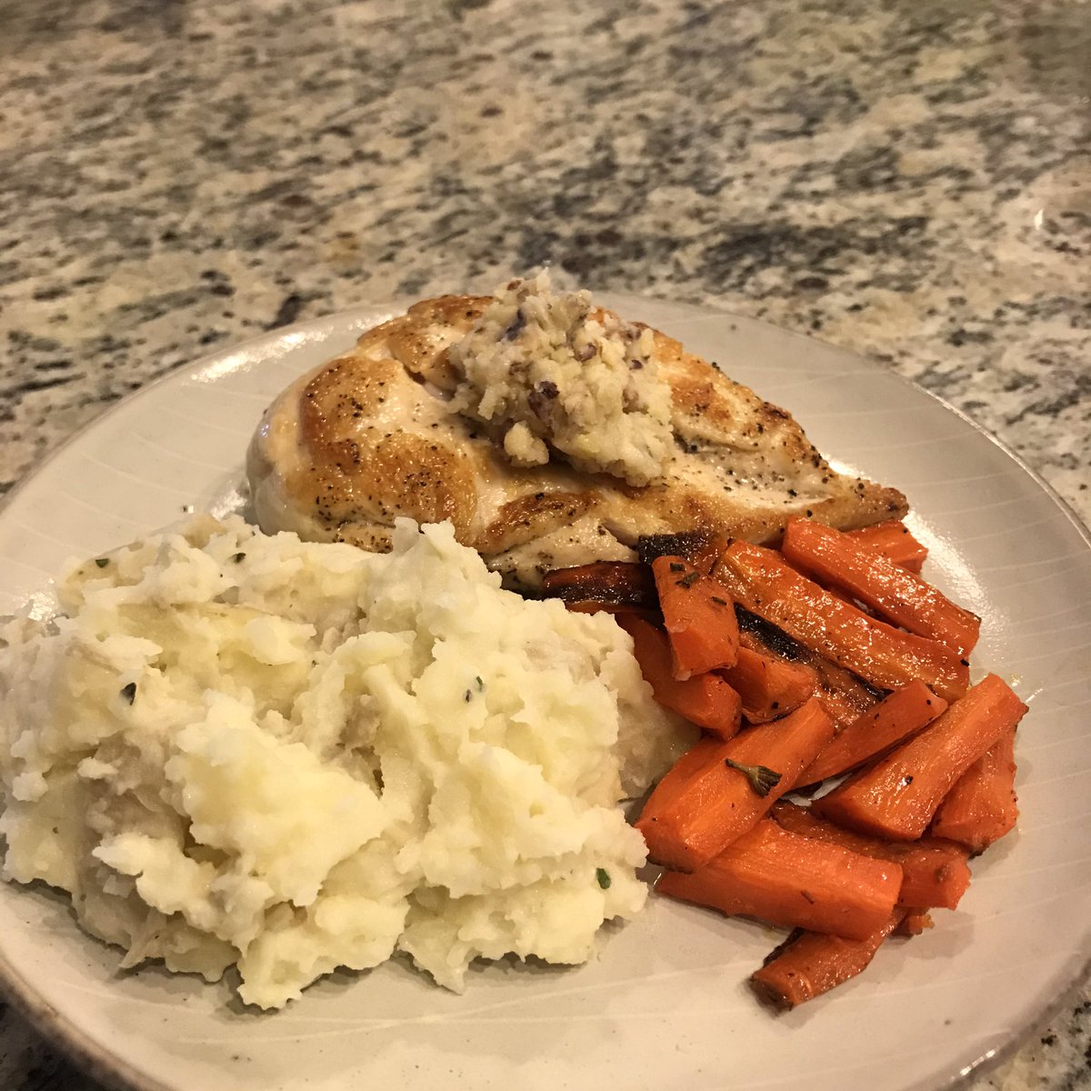 bonitaxlinda's tweet photo. Hazelnut Butter Chicken Breast
with garlic mashed potatoes and honey-rosemary carrots
#ChefLin https://t.co/p05yMUZeKE