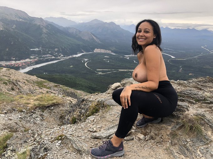 Topless hiking ☀️ https://t.co/JsuHEhNLi5