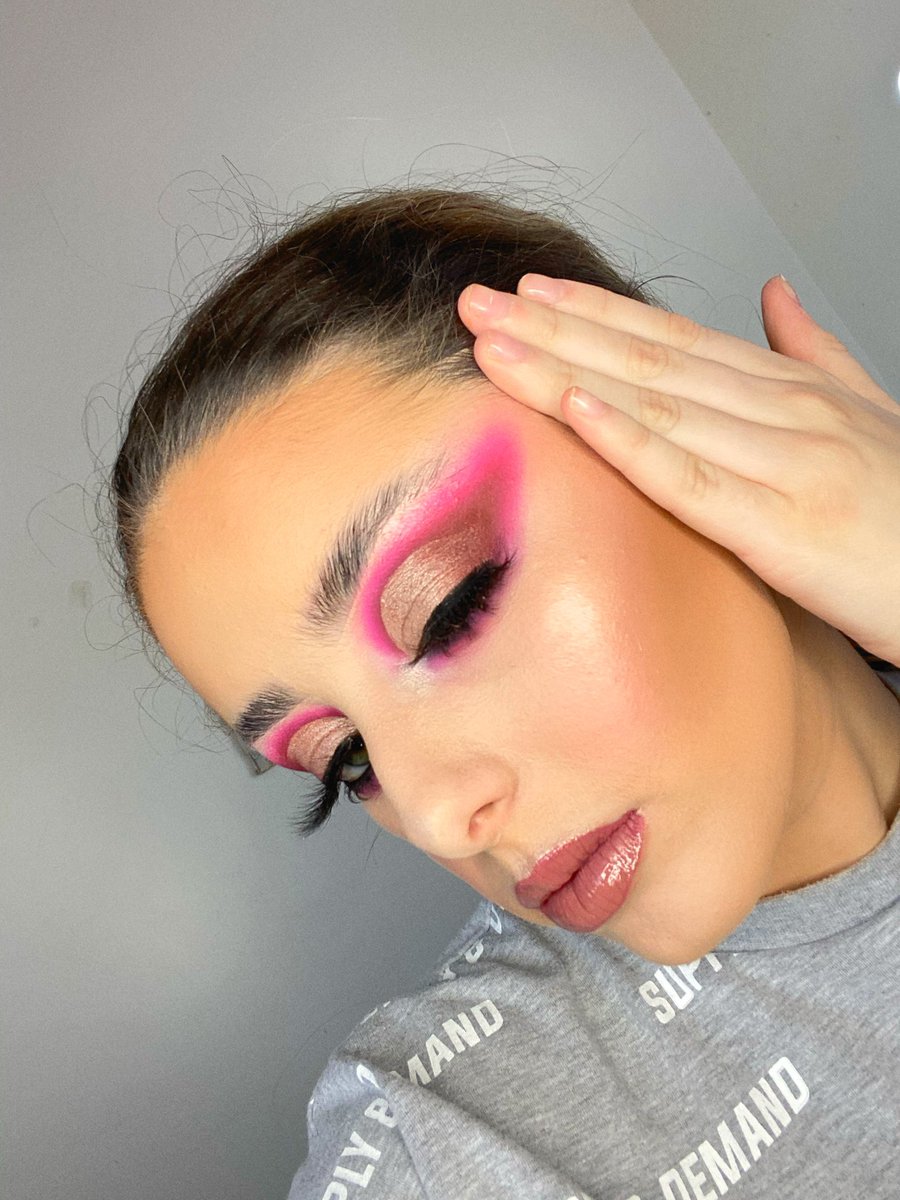 bydiannarose's tweet photo. A #morphebabe blend ✨
Using @jamescharles x @MorpheBrushes palette alongside @bperfectcosm x @staceymariemua XL palette 🧑🏼‍🎨
For the highlight @ABHcosmetics x @amrezy highlighter 🔥 #abhaddict #morphefeatures #jamescharles #anastasiabeverlyhills #morphebrushes https://t.co/JIx9wokPq1