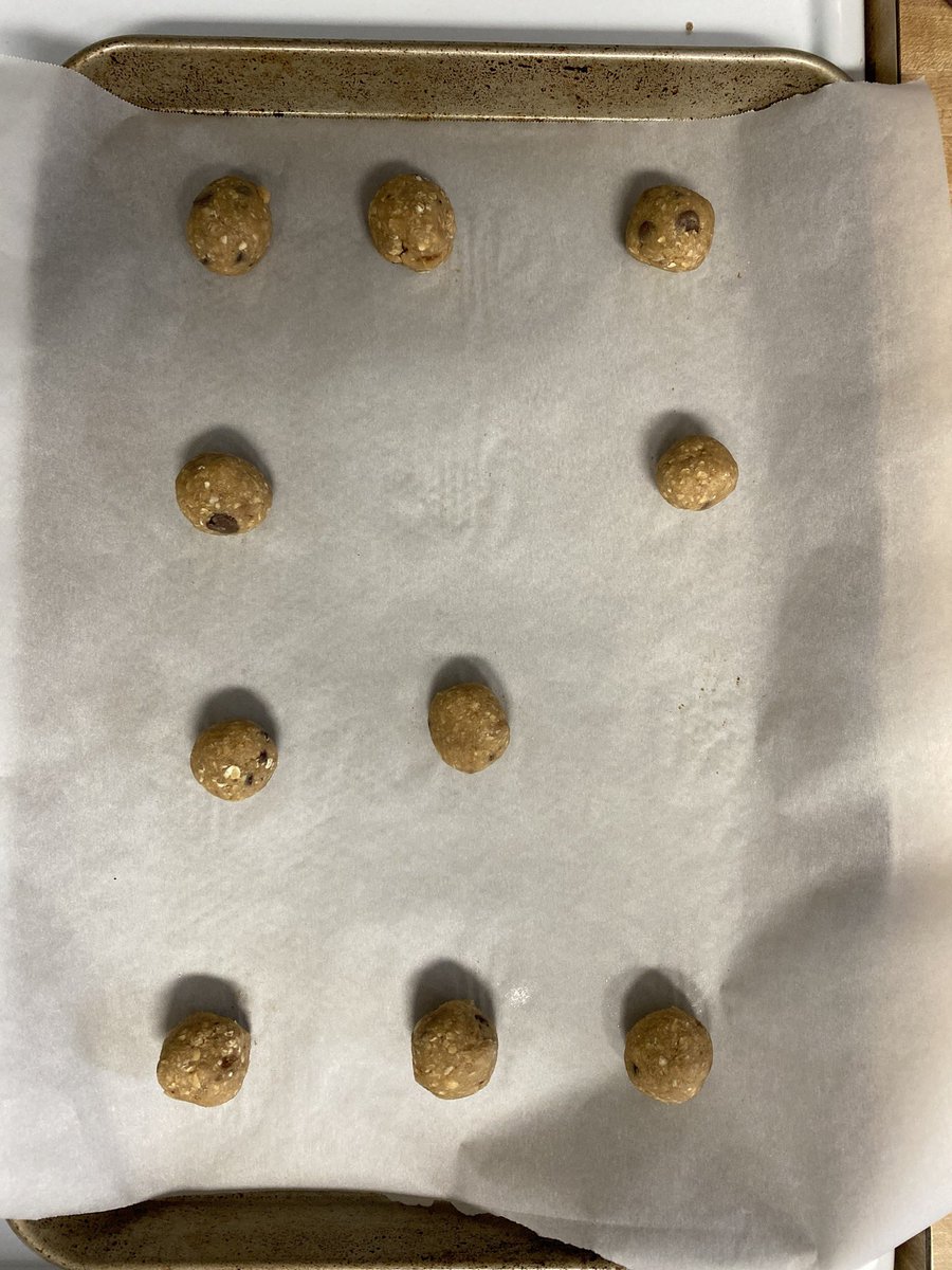 teachcolombo's tweet photo. Baking quarancookies and taking some math pics. #multitasking #arrays #whatdoyousee #doesthisnegatethecalories https://t.co/sNRShvEt8G