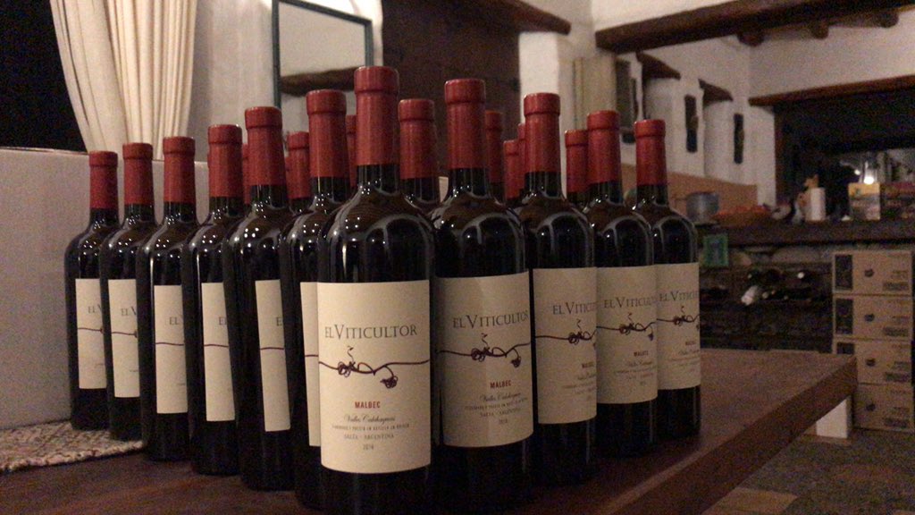 Algunos meditan, otros hacen yoga.... Mi terapia es etiquetado a mano. Cuevero esas son para vos! Van a  <a href="/VinotecaMRWines/">Musu</a>