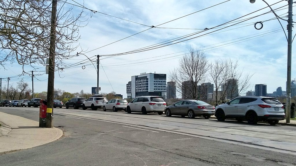 vleongTO's tweet photo. Could Broadview Ave get an #ActiveTO curb lane closure all along Riverdale Park E, for accessible walking/cycling/wheeling? Right now, the southbound curb lane looks more like #ParkingTO.

#walkTO #bikeTO #accessibleTO https://t.co/0VkXVo9UQO