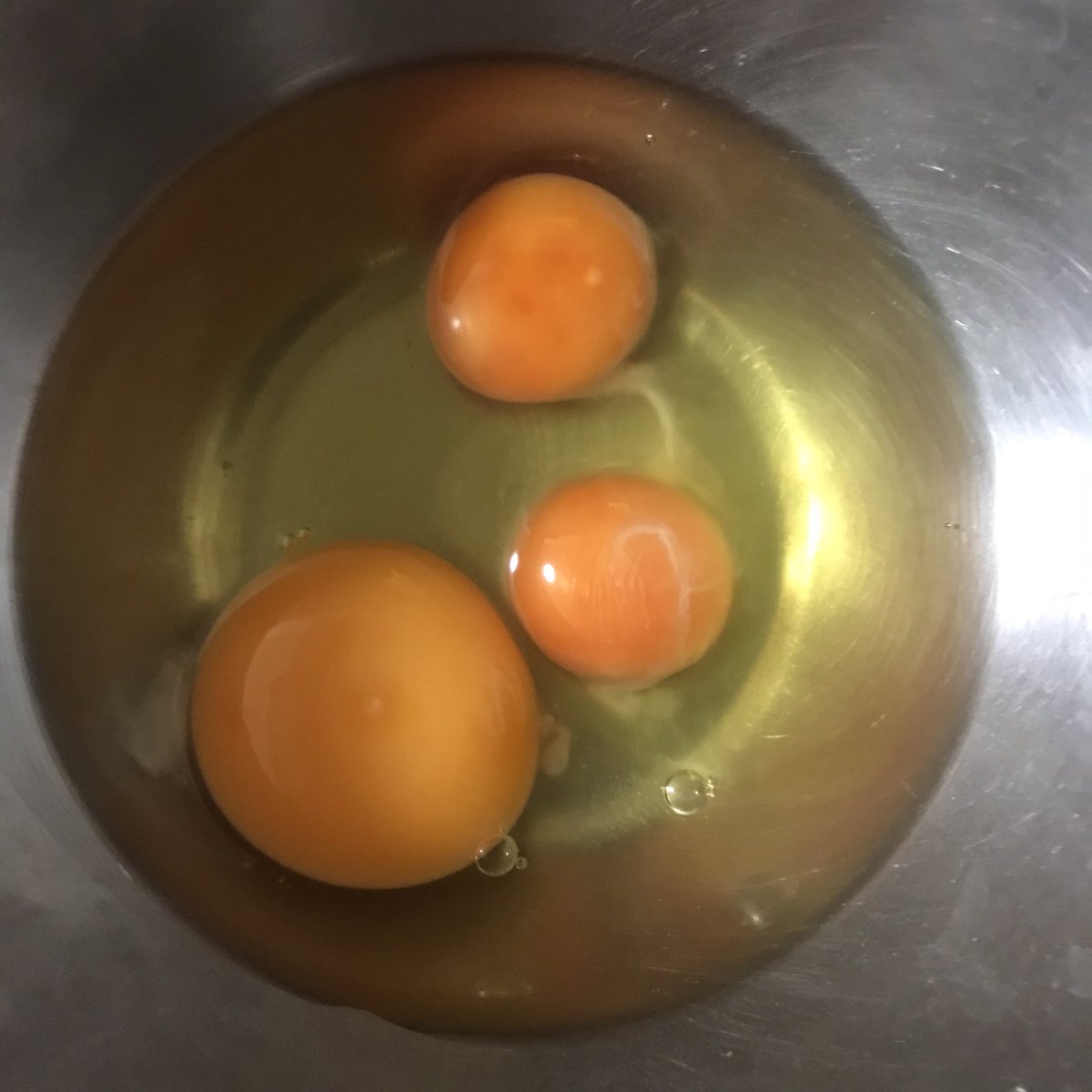 秋乃 旧あきの 今朝卵を割ったら 2個目の卵が双子で小さい黄身が2つ入ってた 珍しい O 我が家も下の子2人が双子 だしね そういや14年位前にも双子の卵見たかも 秋乃 旧あきの 今朝卵を割ったら 2個目の卵が双子で小さい黄身が2つ入ってた 珍しい O 我が家も下の子2人が双子 だしね そういや14年位前にも双子の卵見たかも
