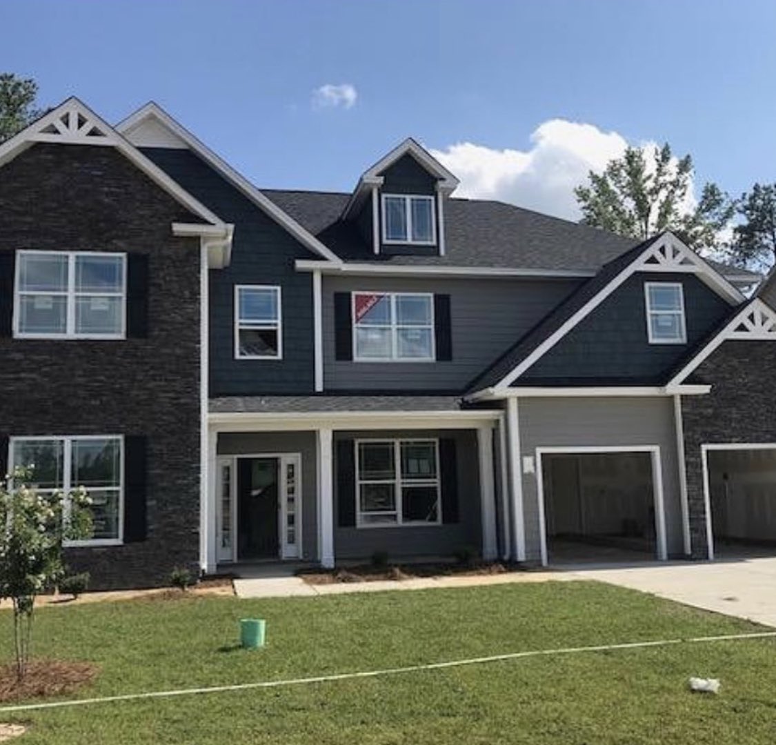 DulaConstructio's tweet photo. Beautiful, simple, and dark exteriors on this home. It turned out very nice! #dulaconstruction #exteriors #exteriorspecialists #teamdula #dulastrong #homes #beautifulhomes #siding #gutters #downspouts https://t.co/QX8lsIJt3q