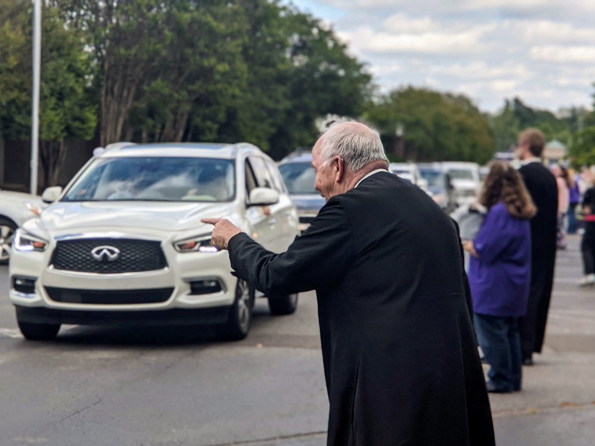 CBHSMemphis's tweet photo. We're not sure if we've ever experienced a more moving Senior tribute than today's. This afternoon, alongside faculty and staff, we ushered our Seniors off campus one last time. We only hope that the boys and their families enjoyed it as much as we did! #BrothersBoys2020 https://t.co/mfk4uKOdT8