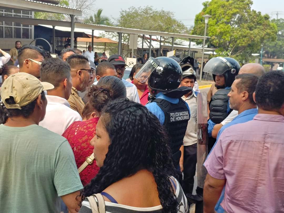 nelson_avile's tweet photo. Hoy celebramos 1 año de la inauguración de las clases en la universidad del pueblo, después de que el máster lo mantuviera cerrado por 3 meses por sus intenciones de privatizarlo, gracias al pueblo hondureño por apoyar esta lucha, FUERA CARDONA https://t.co/oPLRHvAdwR