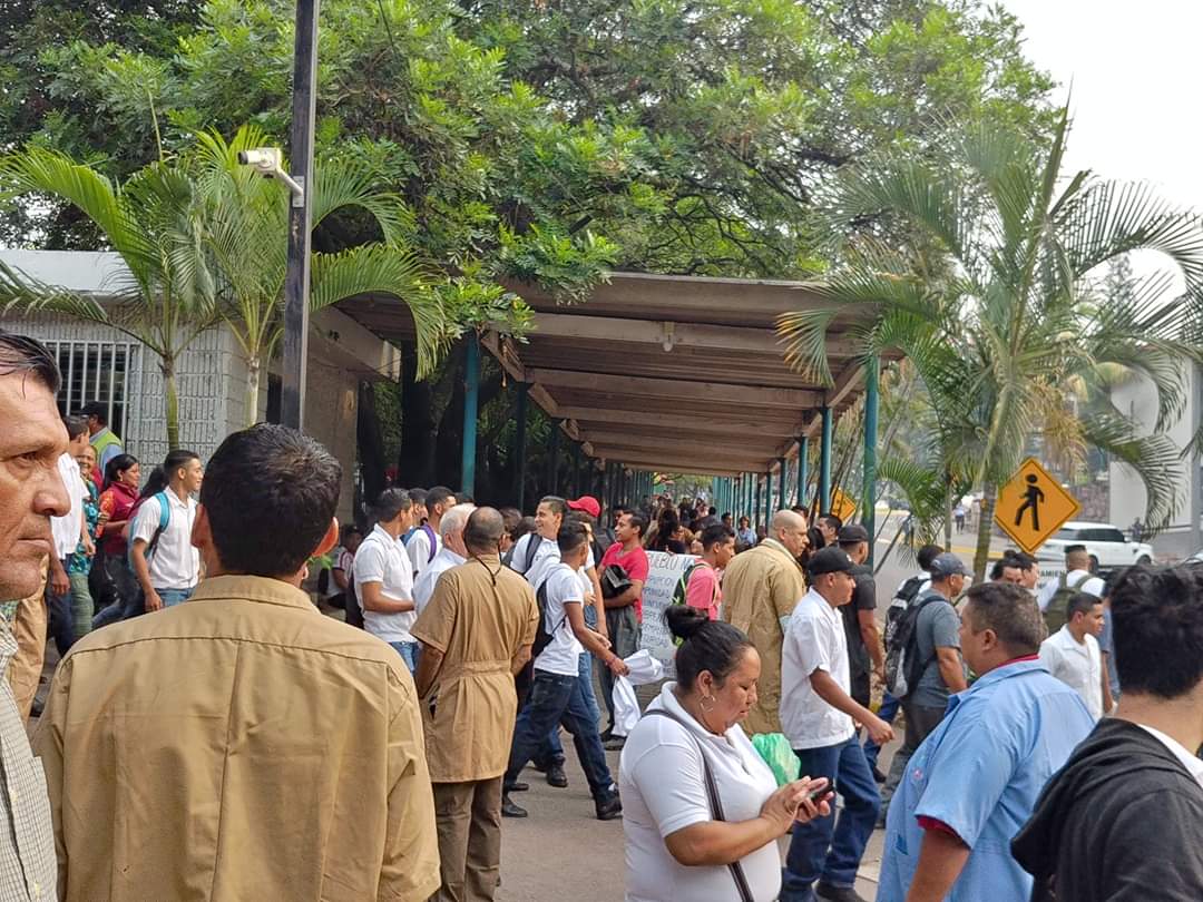 nelson_avile's tweet photo. Hoy celebramos 1 año de la inauguración de las clases en la universidad del pueblo, después de que el máster lo mantuviera cerrado por 3 meses por sus intenciones de privatizarlo, gracias al pueblo hondureño por apoyar esta lucha, FUERA CARDONA https://t.co/oPLRHvAdwR