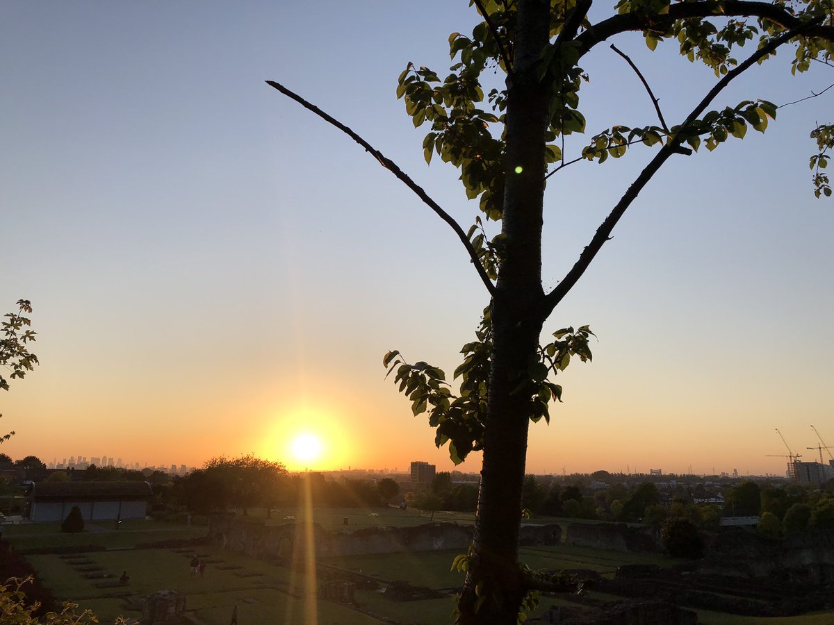 NutritiousMind's tweet photo. The magic of #sunset last night in London...❤️ I’m feeling happy...
“Sunsets are proof that
no matter what happens
every day can end
beautifully.” ❤️
Kristen Butler
Good Morning #SunsetAngels
#SunsetLoversClub #LoveLife https://t.co/OhPIgHIkDd