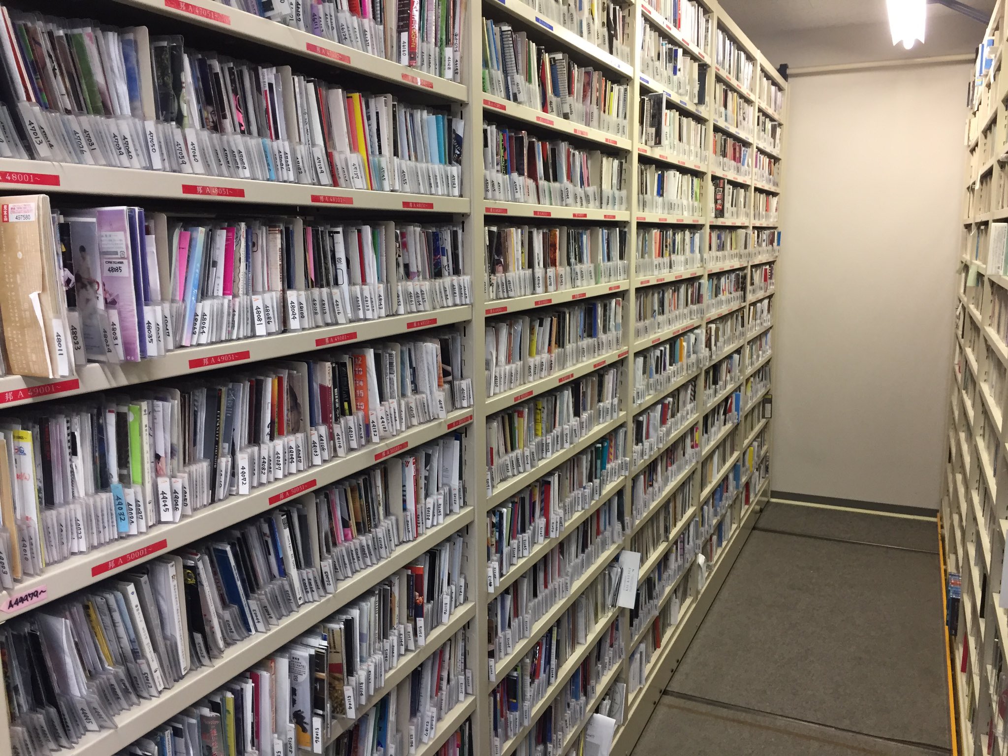ラジオ関西広報担当のつぶやき 公式 レコードの壁 Gw明け 呟くことがないので レコード室のcdたちをどうぞ 12万枚くらいあるんやったかな レコード除いて ケースで保存すると場所を取るので全てのcdは専用のケースに入れられ