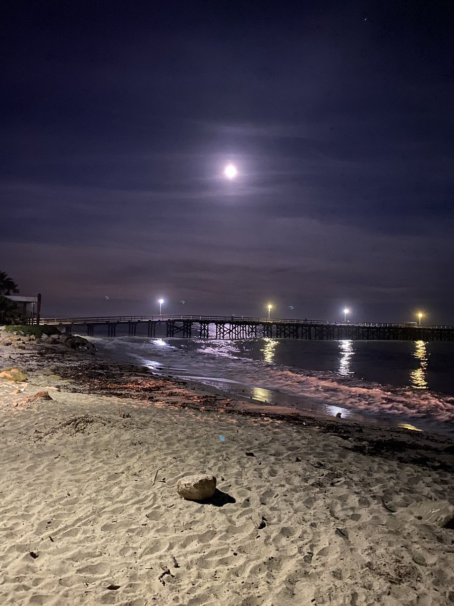 RogerFreedman's tweet photo. The silver apples of the Moon. #goletabeach #SantaBarbara #beachatnight https://t.co/6Lz3ebcfiA