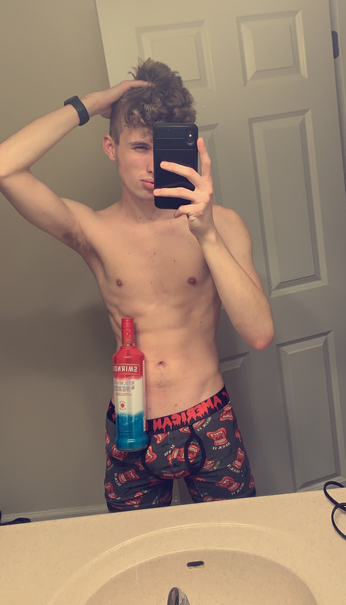 Hahahaha I’m dying cuz I’m actually doing this but here’s my twist on the #shampoochallenge 😜🤪 cuz I give no fucks 😩😈 https://t.co/WAY2eqzBzU