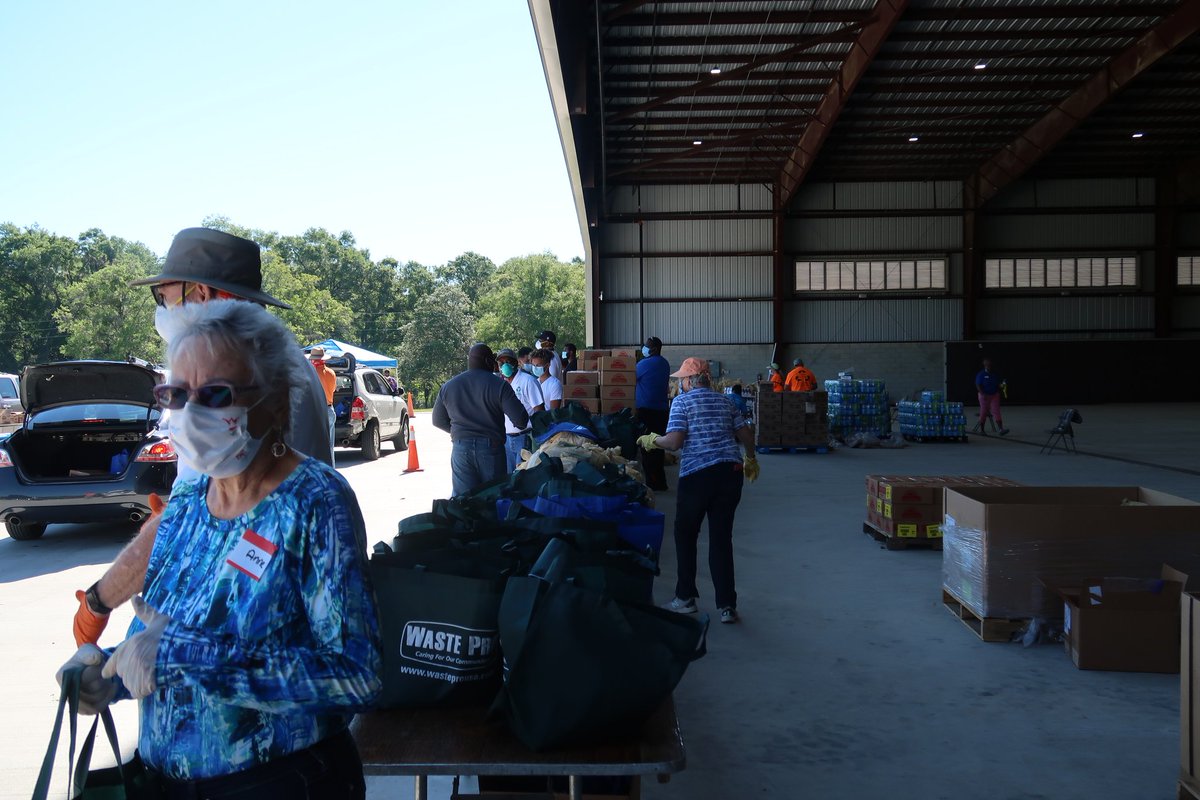 UnityGroupServ1's tweet image. U.N.I.T.Y Group Services Inc, in conjunction with FARM SHARE, and Friends Recycling hosted a drive-thru grocery and food distribution in Ocala, Saturday, May 1,2020 to help over 1,000 families affected by the #COVID19 #unity #unitygroupservices #thegoodsamaritan #freegrocery