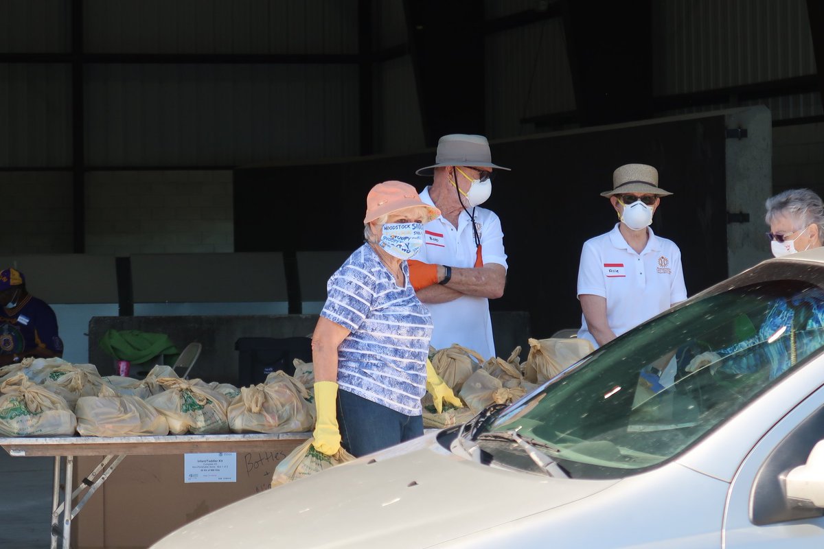 UnityGroupServ1's tweet image. U.N.I.T.Y Group Services Inc, in conjunction with FARM SHARE, and Friends Recycling hosted a drive-thru grocery and food distribution in Ocala, Saturday, May 1,2020 to help over 1,000 families affected by the #COVID19 #unity #unitygroupservices #thegoodsamaritan #freegrocery