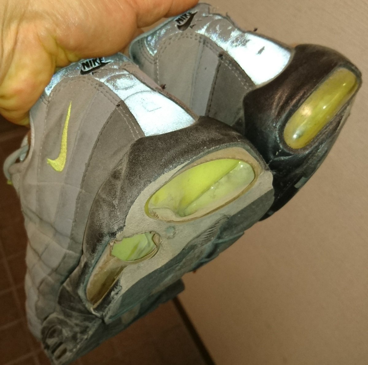 かっしー ここ4年間ジョギングする時に 履いてるairmax95 かかとがすり減って エアバッグもボロボロ もう履き替え時なんだけど 減量に付き合ってくれたｽﾆｰｶｰ 妙に愛着が湧いて捨てられない