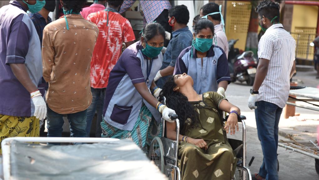 TOIVizagNews's tweet photo. At least 8 feared dead; over 1,000 fall sick after gas leak from a chemical plant in Vizag. #VizagGasLeak #GasLeak #LGPolymersGasLeak https://t.co/UlTVT0psrS