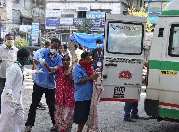 TOIVizagNews's tweet photo. At least 8 feared dead; over 1,000 fall sick after gas leak from a chemical plant in Vizag. #VizagGasLeak #GasLeak #LGPolymersGasLeak https://t.co/UlTVT0psrS
