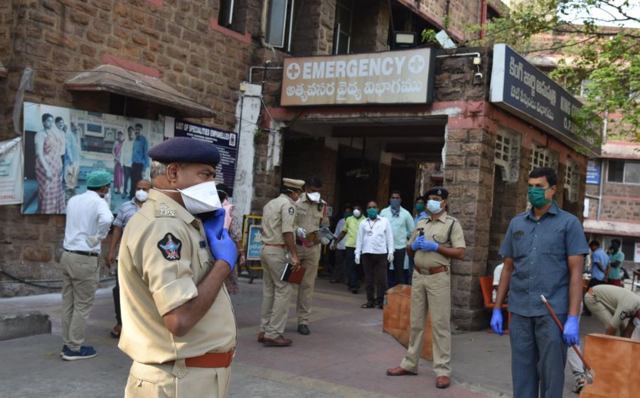 TOIVizagNews's tweet photo. At least 8 feared dead; over 1,000 fall sick after gas leak from a chemical plant in Vizag. #VizagGasLeak #GasLeak #LGPolymersGasLeak https://t.co/UlTVT0psrS