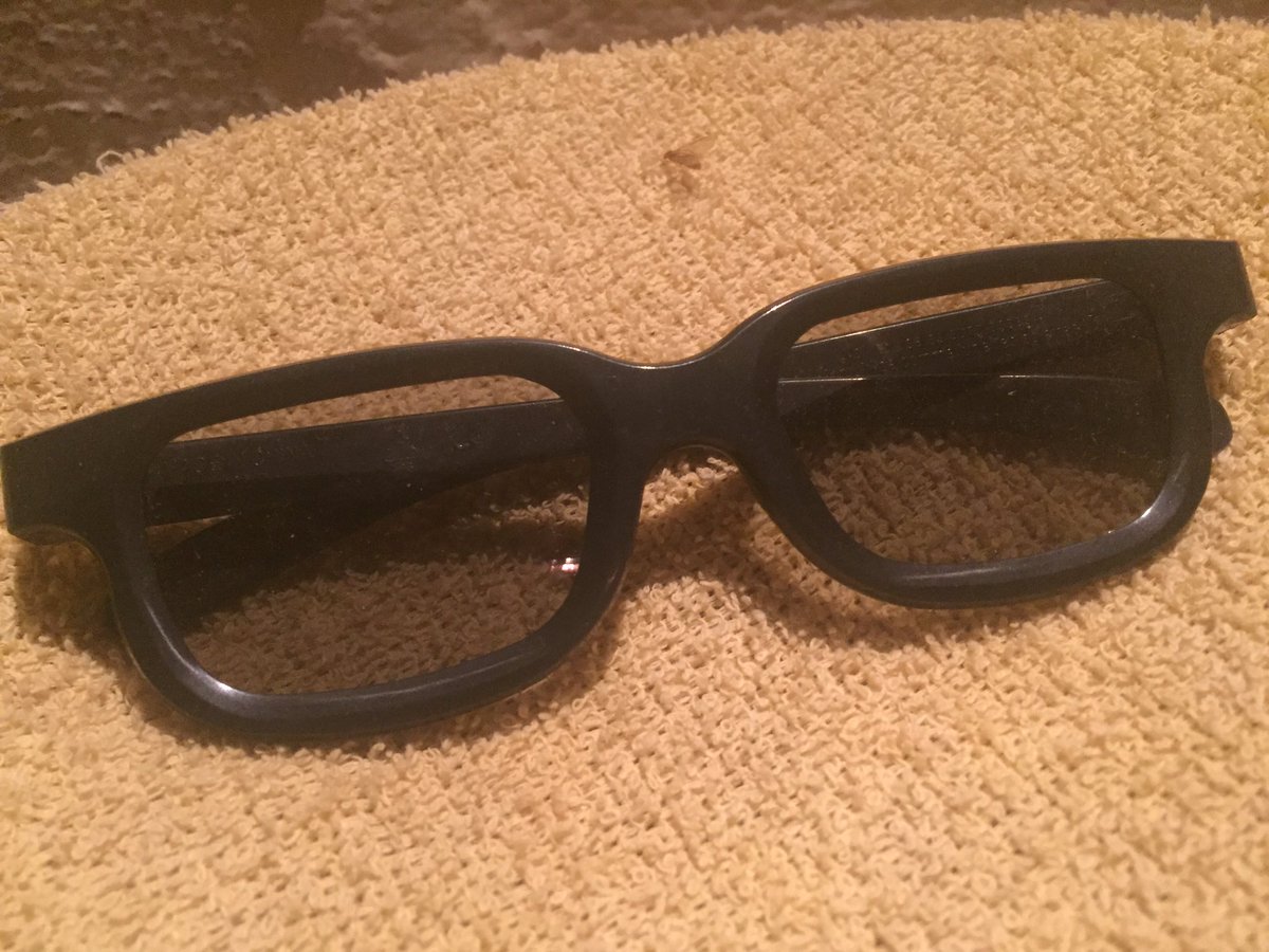 DRMem's tweet photo. Estas son Gafas 3D. Las utilizo para volver a ver la película tan hpta en la que me monté con usted https://t.co/8BoojVRFOf