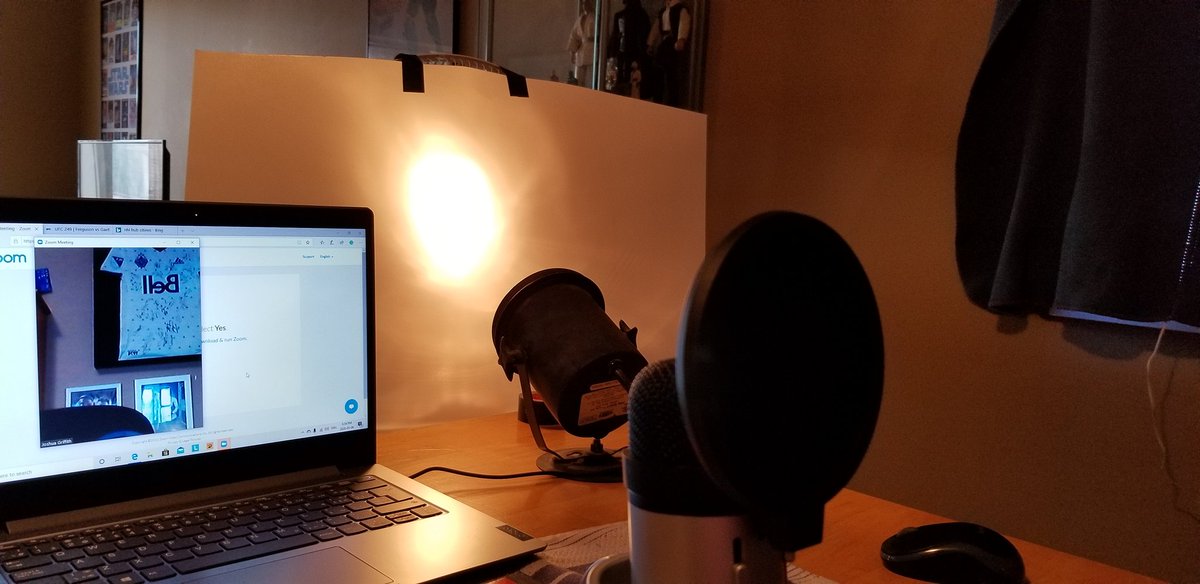 JoshuaGriffith0's tweet photo. Figuring out sound and Lighting for Tomorrow in my makeshift Studio!
I think I got it all set! #Spotlight #HomeStudio #LightingProblems https://t.co/u1lOwHVoPm