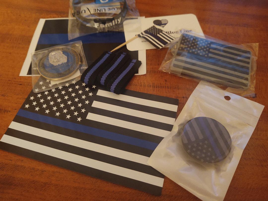 ThinBluLn4Women's tweet photo. GIVEAWAY in honor of FIRST RESPONDERS

To be eligible, you must  

1. Follow @ThinBluLn4Women 
2. Retweet this post
3. Leave a positive comment about our first responders 

Gifts donated by @johnny_sox 

Two random followers will be chosen Fri, 5/8/20 to receive all items shown. https://t.co/wv0QamXSY4