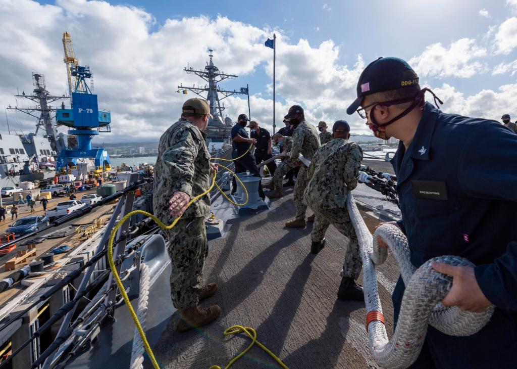 #USNavy photos of the day: #USSPorter, #HMSKent, #USNSSupply and #USSRoosevelt transit the Arctic Ocean, #HSC21 offload ordnance from #USSBoxer, #USSNewYork Sailors conduct small boat ops and #USSMichaelMurphy train for hurricanes. ⬇️ info & download ⬇️: navy.mil/viewPhoto.asp?