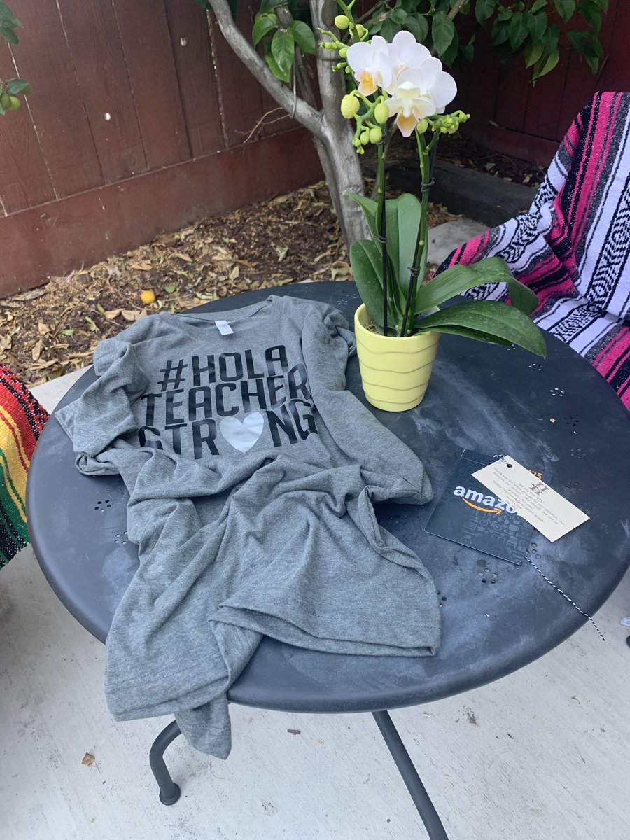 A yummy lunch, a sweet treat, an awesome shirt, an amazon gift card & a kind note! All while distance learning! Thank @HolbrookMDUSD I love being on this #holawesome team!