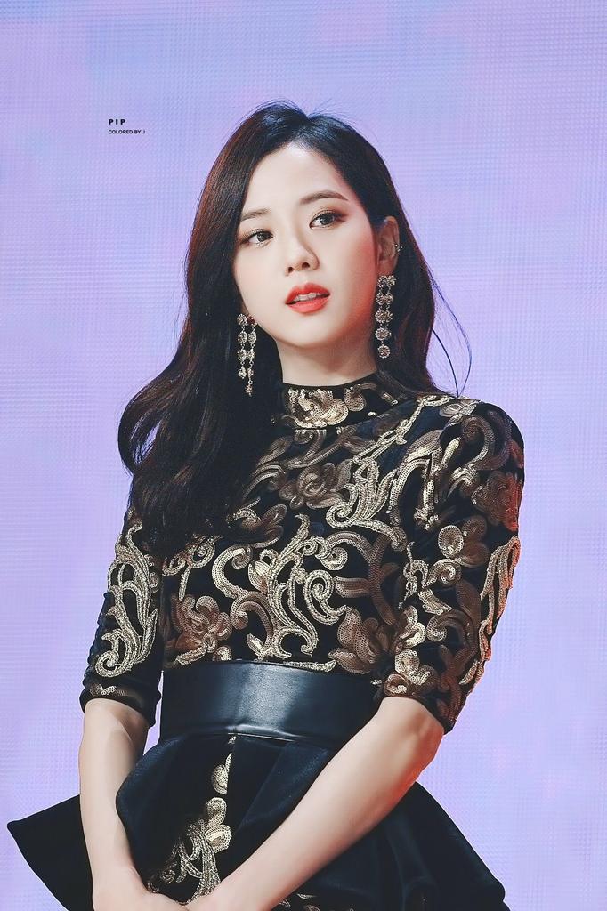 Kim Jisoo -the ate -an associate editor sa isang publishing company sa new york - part-time model kapag wala silang makuhang model-bubbly -responsible at maasahan  #JISOO