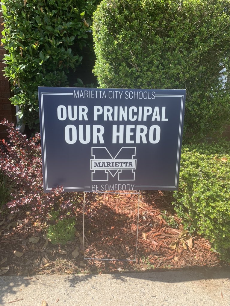 I knew the plans were being laid to honor our teachers....what a sweet surprise to see outside my very own home! Thank you <a href="/MariettaCitySch/">MariettaCitySchools</a> <a href="/grantrivera/">Grant Rivera</a> and every volunteer that made the 926 deliveries today! #bluedevilpride #specialdifferentbetter