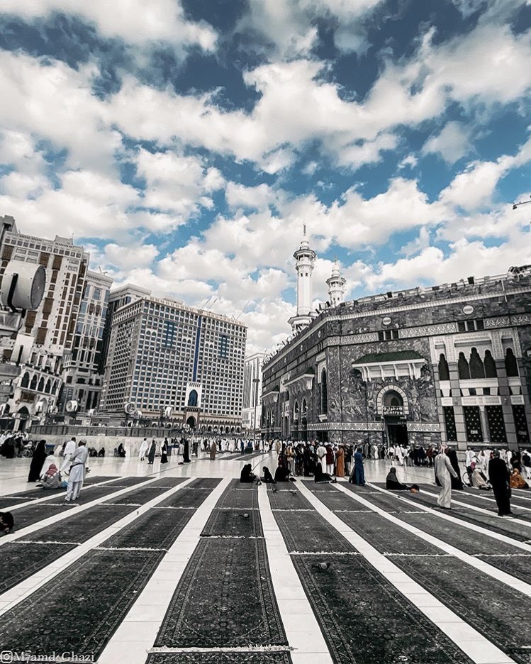 لا تدع الناس يعرفون عنك سوى سعادتك ! 
ولا يرون منك إلا ابتسامتك !
فإن ضاقت عليك ! 
ففي القرآن جنتك وإن آلمتك وحدتك !
فإلى السماء دعوتك !
م. ن
#حدثوني_عن_قمر_الليله
#صور_بدون_فلتر
#اكثروا_من_الاستغفار