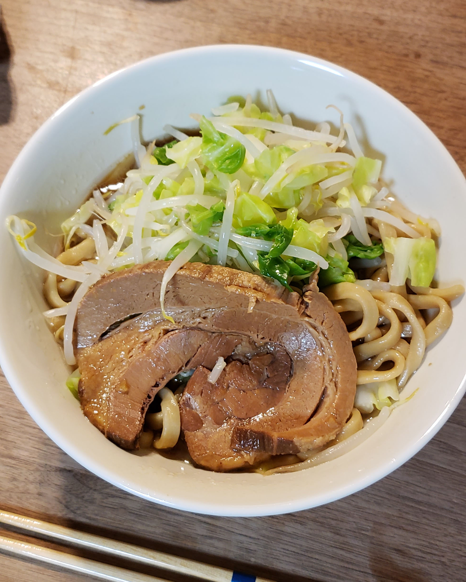 Kamey かみなり 雷 ラーメン 千葉駅前店 あまり情報が無いですが 先日持ち帰りしてきました 汁なしそばと お土産の雷そば 時間によっては分くらい待ちが発生するので 計画的にあらかじめ電話をしておいたほうが良いと思います ラーメン 雷そば