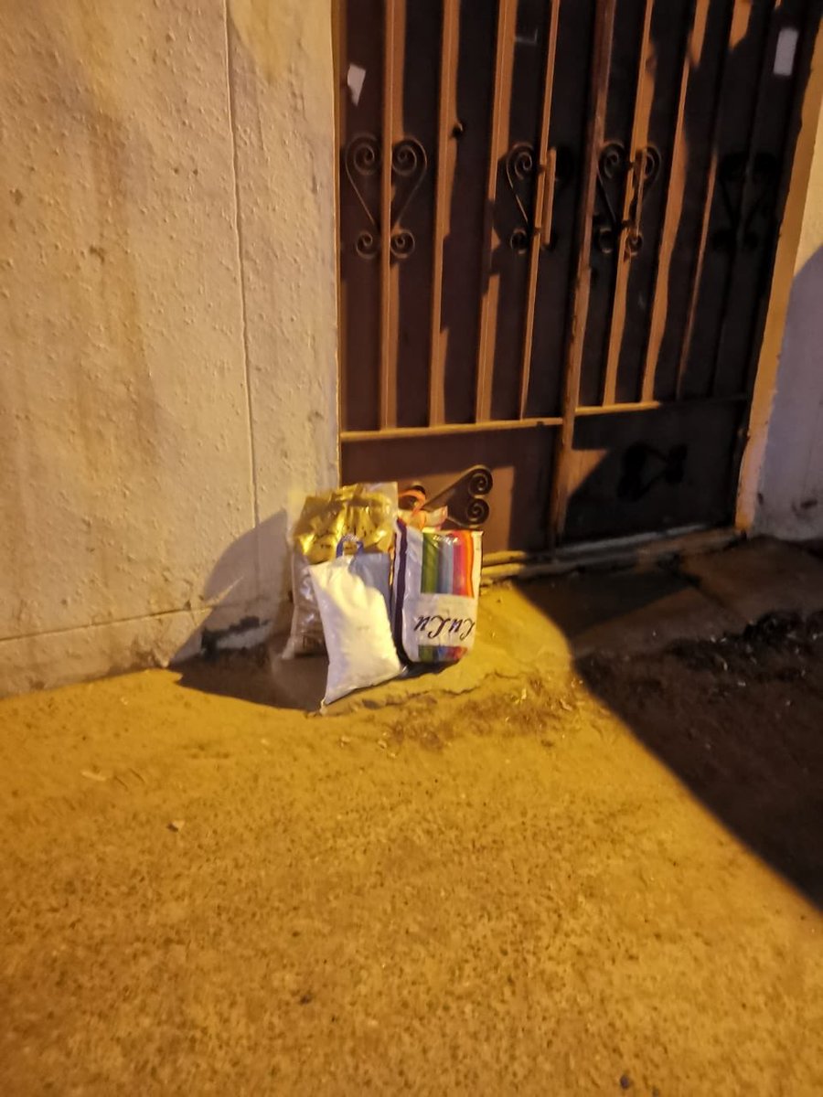 جانب من توزيع السلال الغذائية يوم الإربعاء 1441/9/13هـ في حي الإسكان الخيري.
#يدا_بيد