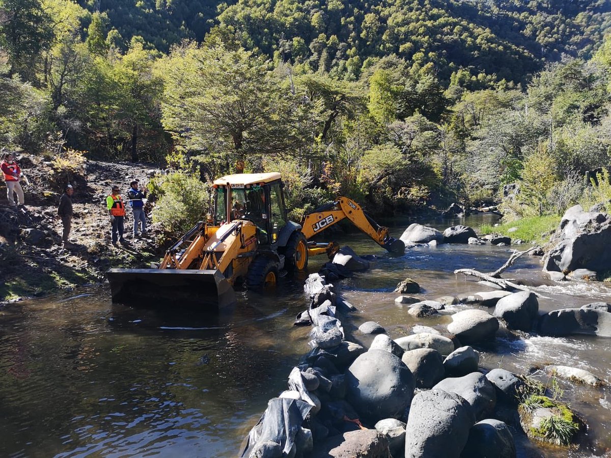 mop_nuble's tweet photo. 💧🚜 ¡Nuestra DGA restituye cauce de río Chillán! ✅
Apegándose al Código de Aguas, y cumpliendo su labor de vigilante, la #DirGraldeAguas Ñuble derribó obra ilegal enrocada que entorpecía el curso natural del cauce a la altura del sector Los Pellines en la comuna de 📍#Pinto 💪🏻 https://t.co/7uKqjfZLdO
