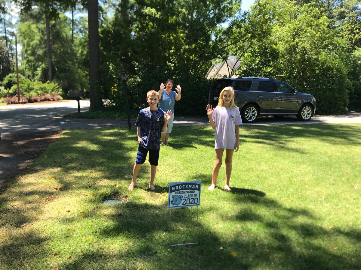 BrockmanPrin's tweet photo. We surprised our 5th graders with these beautiful yard signs today. Brockman’s Class of 2020! @derrickglover97 @DrEricaHartRic2 @RichlandOne https://t.co/B7ckWg1fPW