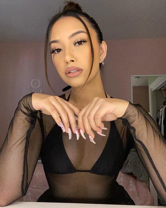 Watch Christina's leaked NSFW photo on TwXstars