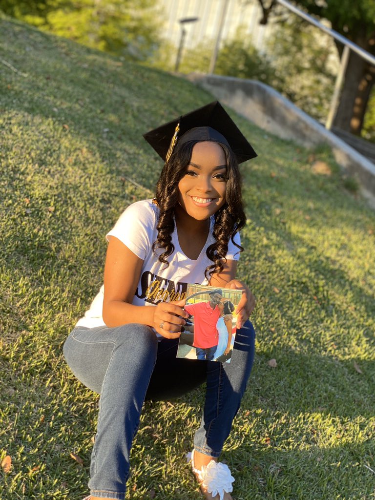 fffaitthh's tweet photo. all my 4 years i said “i’m doing this for my daddy” I DID IT ! i made him PROUD PROUD😭 i’m signing out OFFICIALLY 🐝 #ForeverAHornet🖤💛 https://t.co/HGPOMtEjll