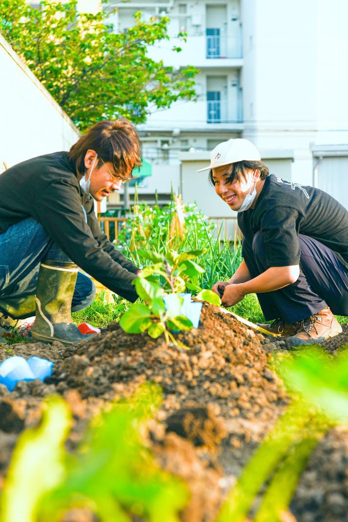 徳谷 柿次郎 Auf Twitter Gwが終わってしまったので シンカイファームに植えた苗を見守るおじさんに戻ります 粘土質の畑が手強くて 植えるポイントに気休めの畝 牛糞堆肥を撒いて対応 種からやるのは大変な環境だった 土づくりに3年はマジだな 菜園やるなら