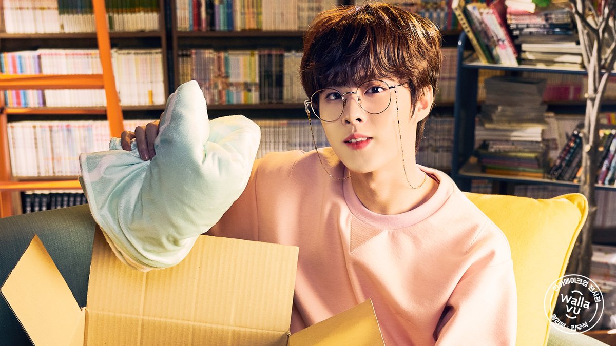 wallavuofficial's tweet photo. 여러분~ 만화카페 메이크업 CF 촬영 현장
스틸컷 전시관으로 입장하실게요
⠀
지금부터 감상의 시간
핡…😘
⠀
#김우석왈라뷰쏘머치♥ #듣도보도못한뷰티 #왈라뷰 #김우석 #KimWooseok #우석 #뷰티 #뷰티모델 #만화카페메이크업 #wallavu https://t.co/2QPcFQX5Tc