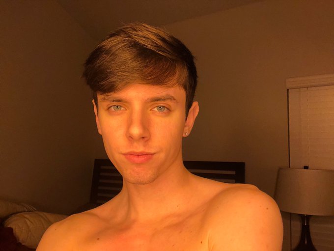 Watch Oliver Edwards's leaked NSFW photo on TwXstars