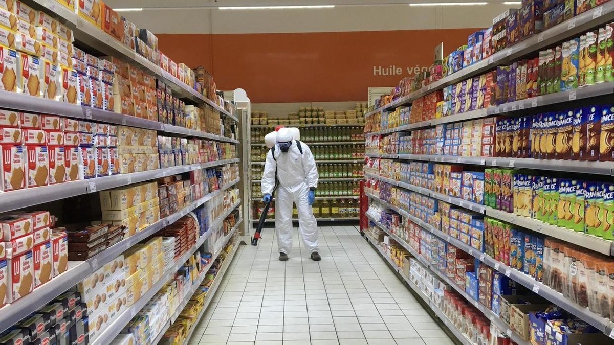RFI's tweet photo. Coronavirus: opérations de désinfection dans les supermarchés sénégalais https://t.co/pY6Kus432s https://t.co/HbeY0aP3Aj