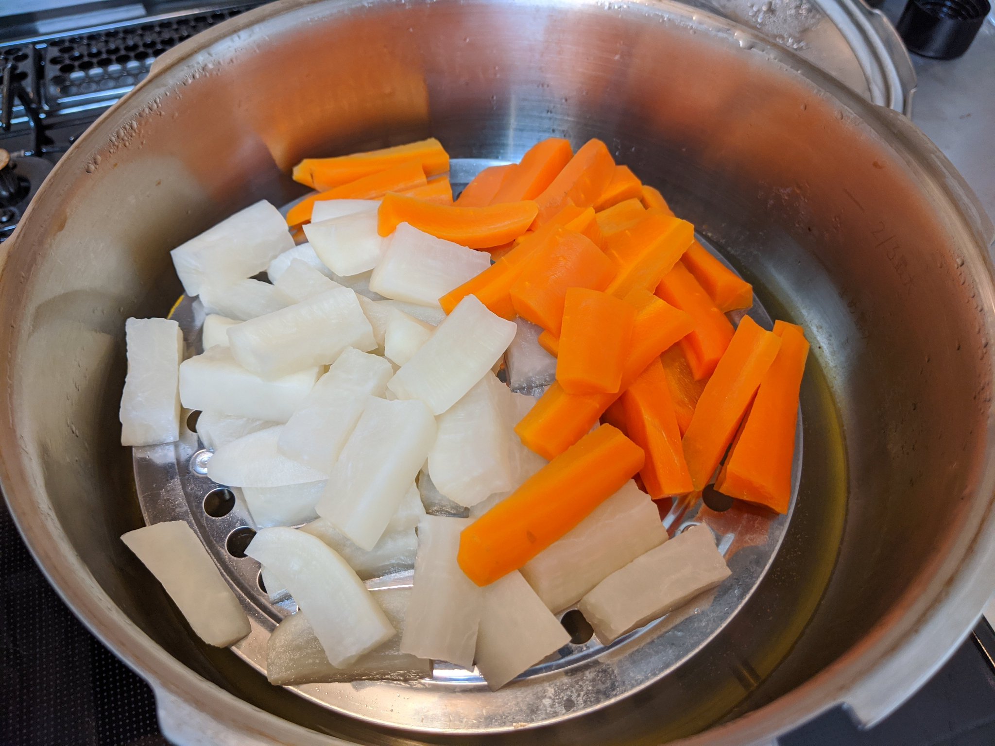 いこ 2y 蒸し野菜スティック 持ちやすい大きさに野菜を切る 圧力鍋に蒸し器 野菜 水0mlをセットして加圧1分 指で潰せるかたさになっているか確かめる Okなら完成 小分けにラップして冷凍 手づかみ食べ大好きな息子にほぼ毎日あげてます 野菜の