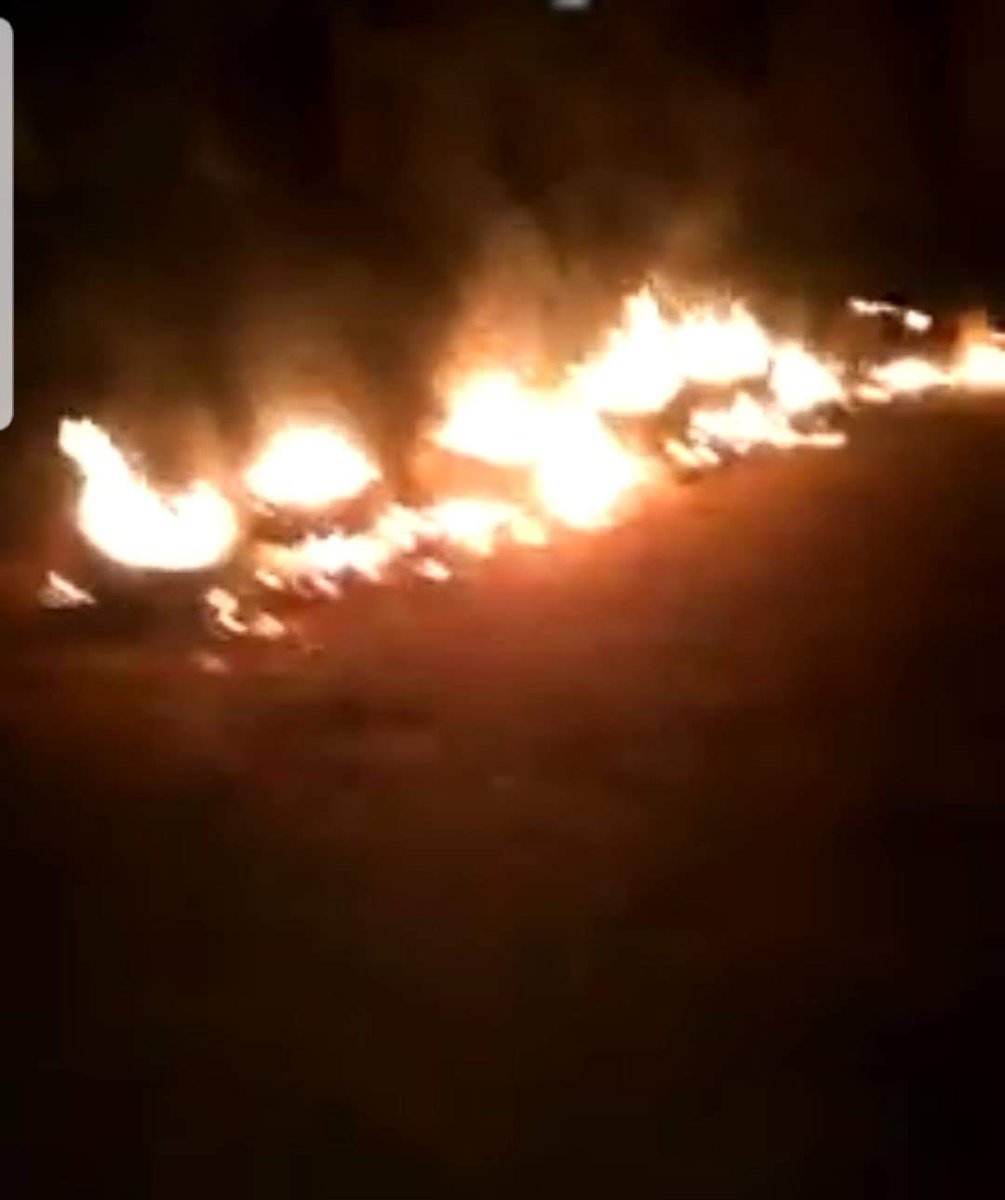 segadiarrah's tweet photo. 4ieme nuit de manifestations au #Mali : un poste de police incendié à Kati. En plus de Bamako, Kayes, Sikasso, Koutiala..., les jeunes de Ségou ont violemment manifesté aujourd'hui contre un régime à bout de souffle. Le mécontentement se généralise https://t.co/7ANrJIoKrL