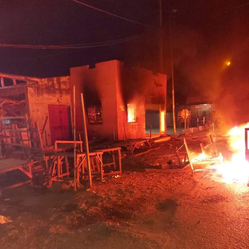 segadiarrah's tweet photo. 4ieme nuit de manifestations au #Mali : un poste de police incendié à Kati. En plus de Bamako, Kayes, Sikasso, Koutiala..., les jeunes de Ségou ont violemment manifesté aujourd'hui contre un régime à bout de souffle. Le mécontentement se généralise https://t.co/7ANrJIoKrL